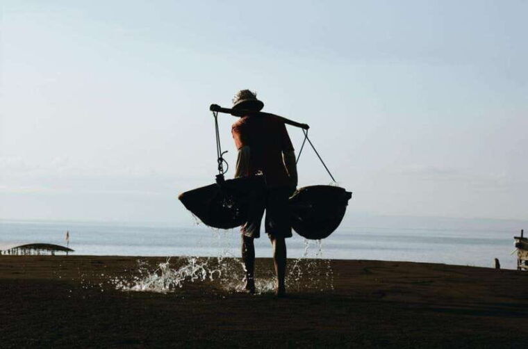 bali-traditional-villages-salt-farm-tirta-gangga-tour