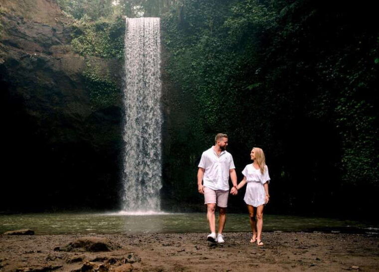 bali-waterfalls-rice-terrace-swing-with-photographer