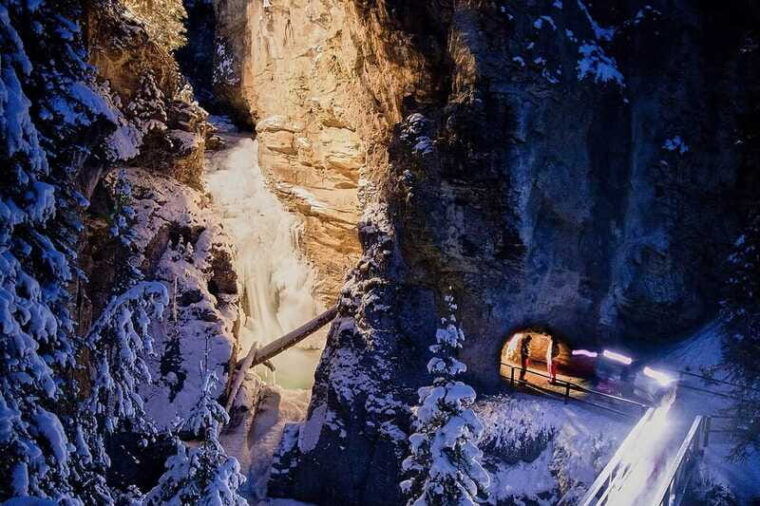 banff-johnston-canyon-evening-icewalk