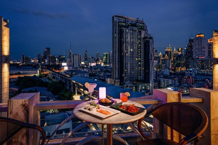 bangkok-barracuda-rooftop-bar-akara-hotel