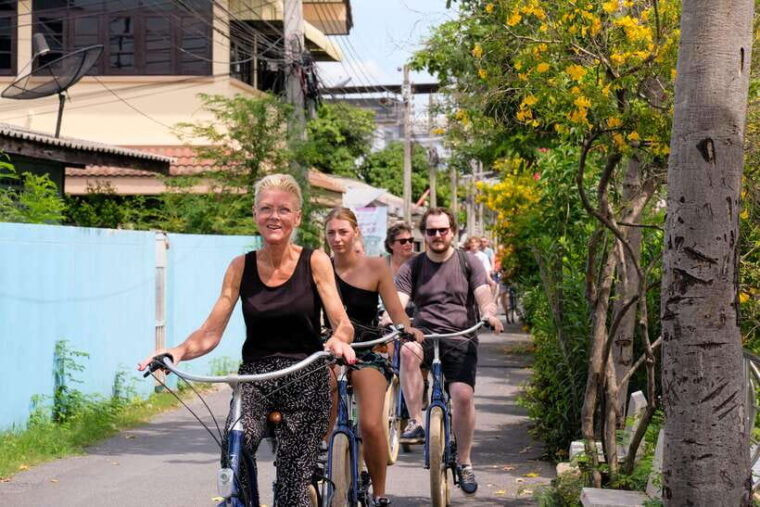 bangkok-beyond-the-city-bike-tour-with-local-snack