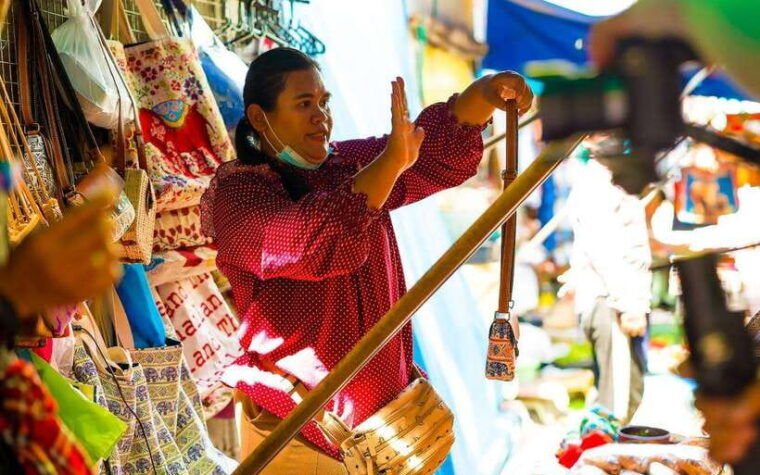 bangkok-damnoen-saduak-and-train-market-with-boat-ride