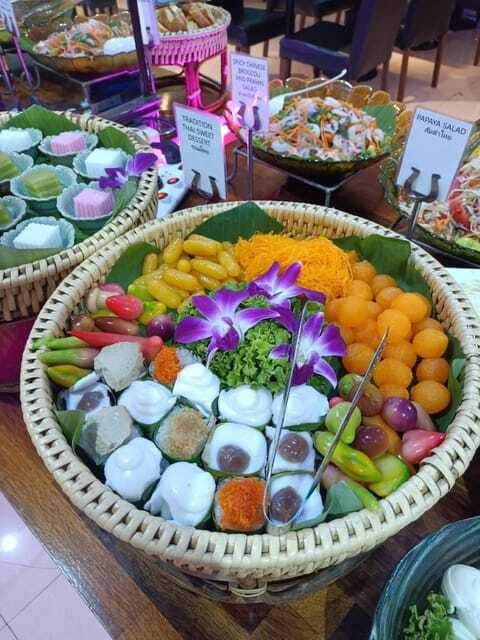 bangkok-luxury-white-cruise-with-buffet-and-entertainment