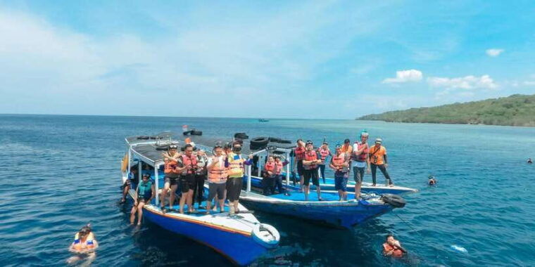 banyuwangi-1-day-tour-snorkeling-explore-menjangan-island