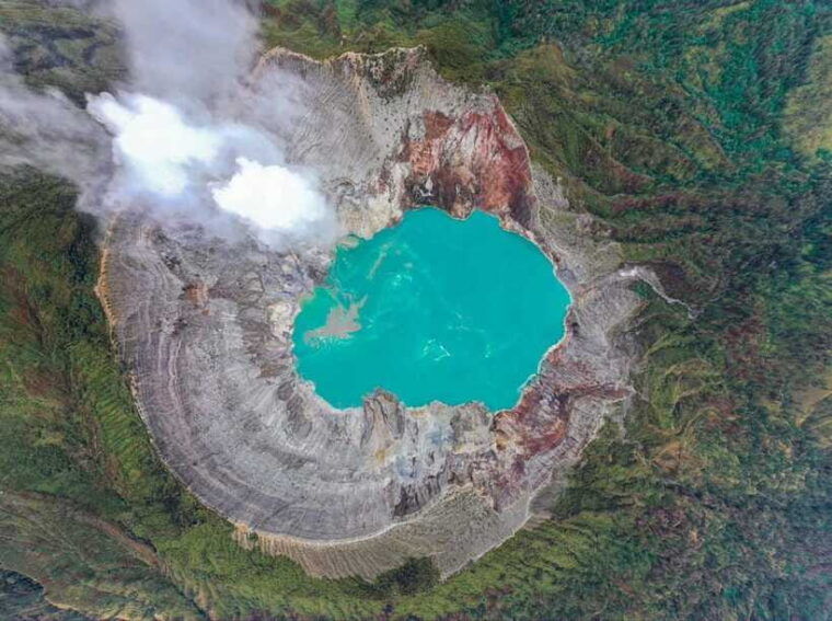 banyuwangi-mt-ijen-hike-blue-fire-panoramic-lake-guided