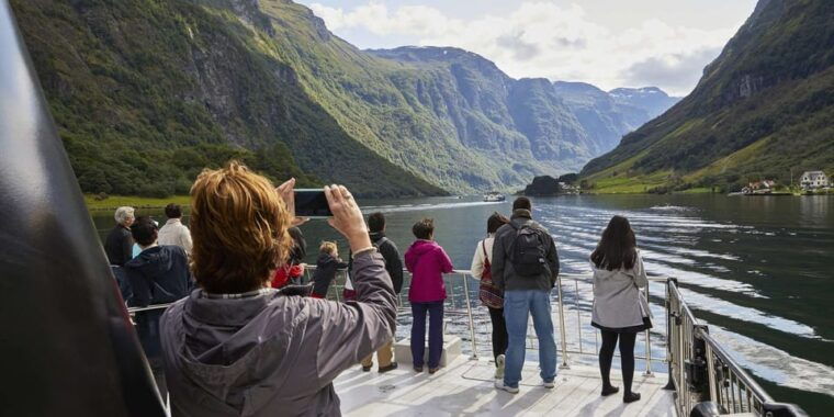 bergen-naeroyfjord-flam-and-stegastein-guided-bus-tour