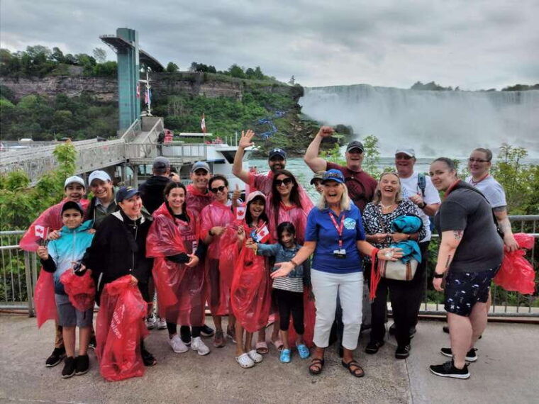 best-niagara-falls-guided-tour-behind-the-falls-boat-ride-2