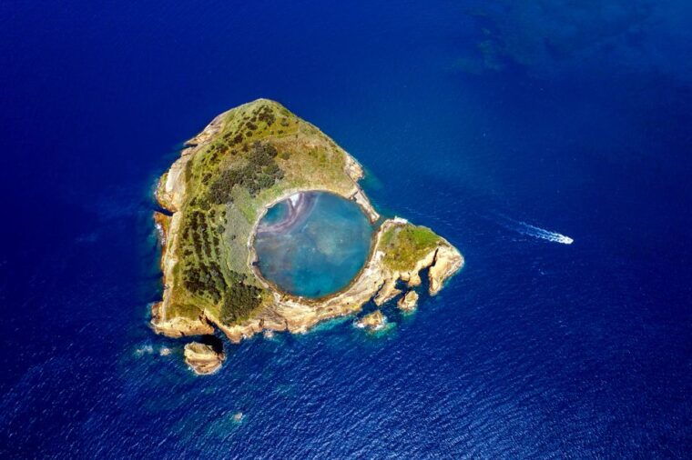 boat-tour-around-vila-franca-do-campo-islet-in-azores