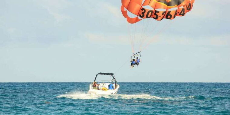 boracay-solo-or-tandem-parasailing-experience