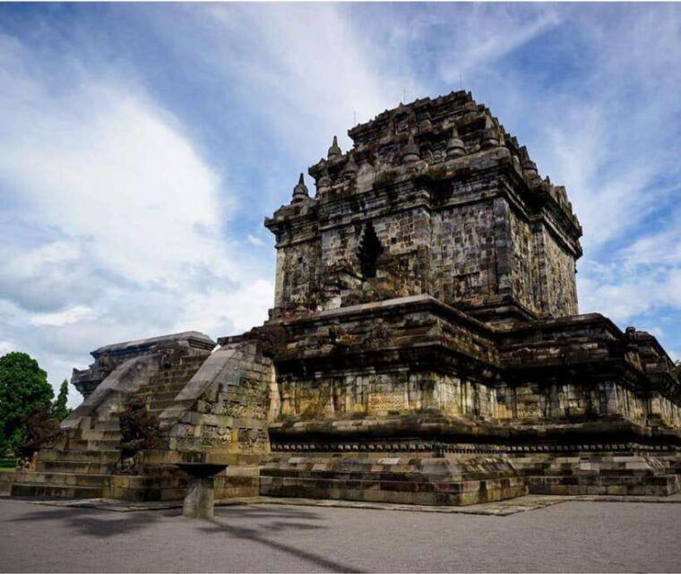 borobudur-climb-up-and-prambanan-private-tour