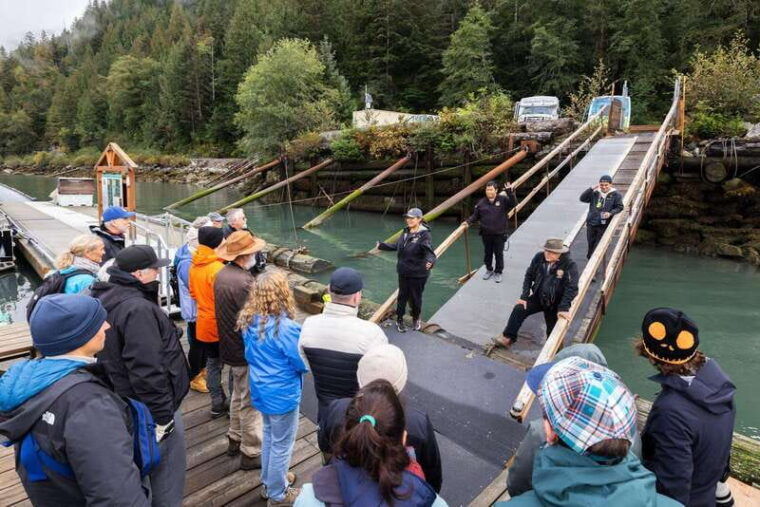 campbell-river-bute-inlet-grizzly-watching-tour-boat-ride
