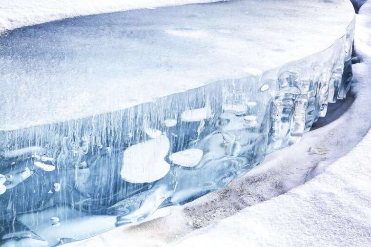 canadian-rockies-abraham-lake-ice-bubbles-helicopter-tour