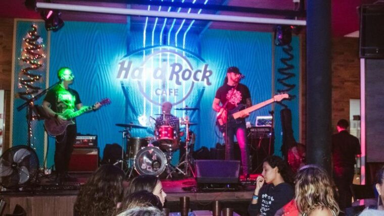 cancun-night-time-party-bus-cocktails-at-hard-rock-cafe