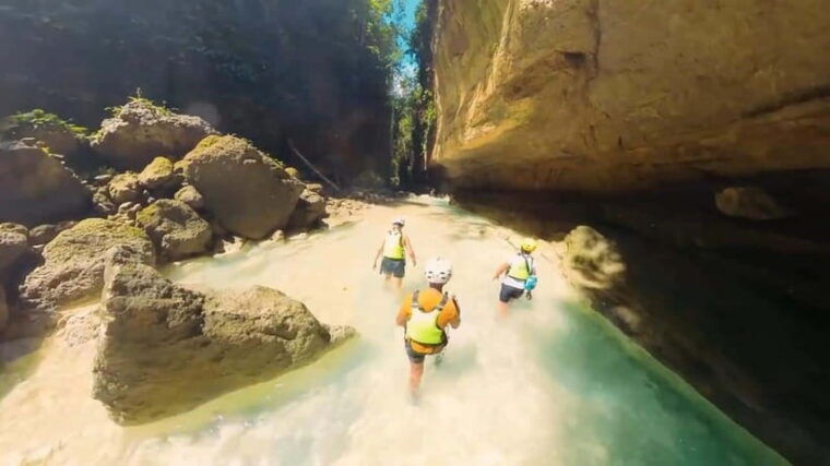 cebu-kawasan-falls-canyoneering-tour-with-ziplining