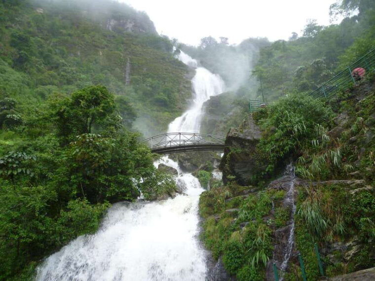 chauffered-ride-to-silver-and-love-waterfall-lonely-tree