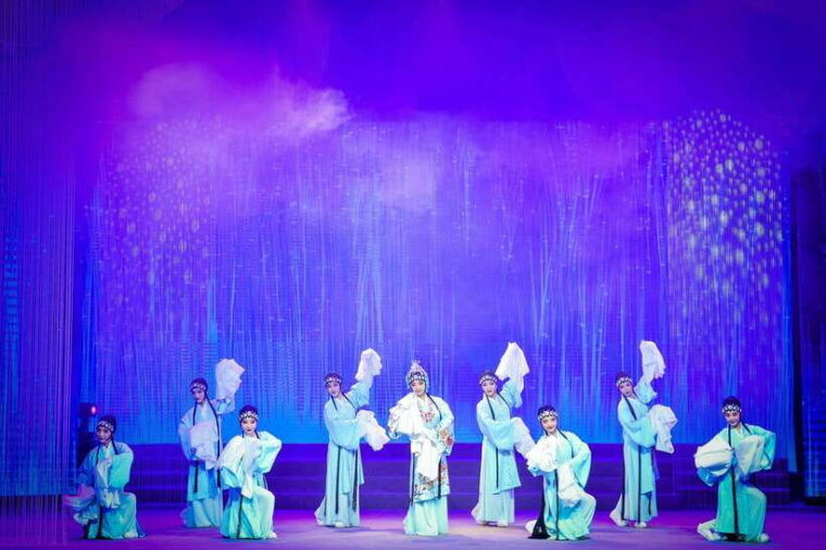 chengdu-classic-sichuan-opera-show-furong-guocui-free-tea