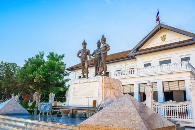 chiang-mai-temples-and-street-food-night-tour-by-tuk-tuk