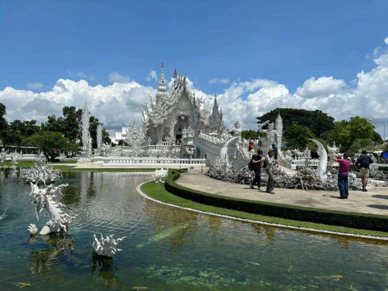 chiang-rai-2-temples-white-and-blue-black-house-museum