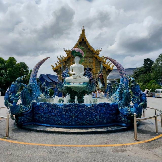 chiang-rai-white-blue-huay-pla-kang-temple-lalitta-cafe