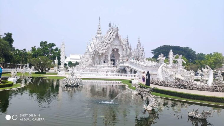 chiang-rai-white-blue-temples-and-emerald-bhudda-story