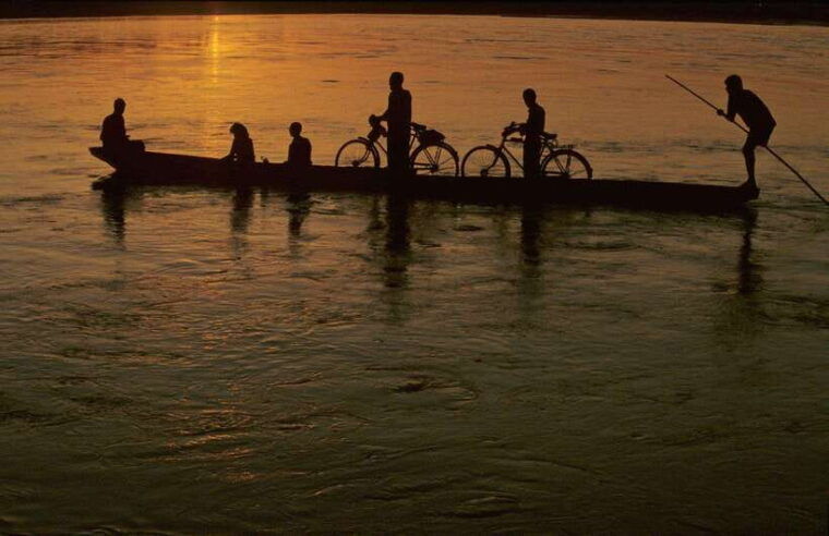 chitwan-jungle-safari-tour-with-canoe-ride-in-forest-river