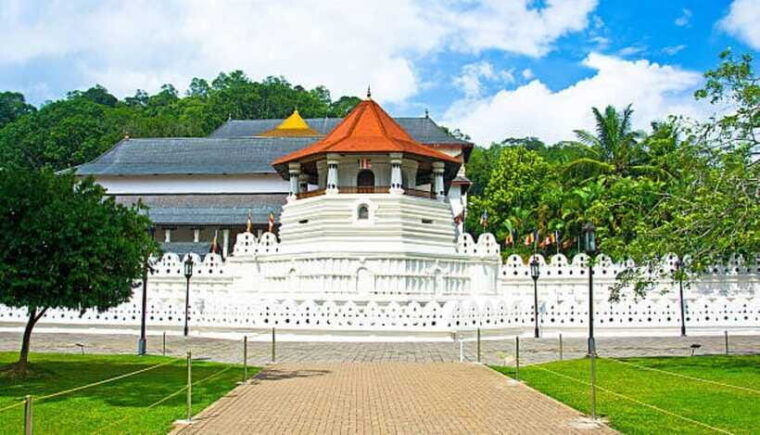 colombo-kandy-and-pinnawala-full-day-trip