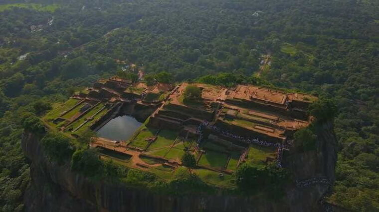 colombo-sigiriya-rock-cave-temple-village-private-tour