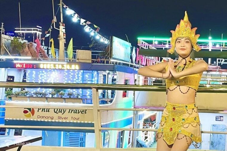 da-nang-han-river-local-cruise-by-night