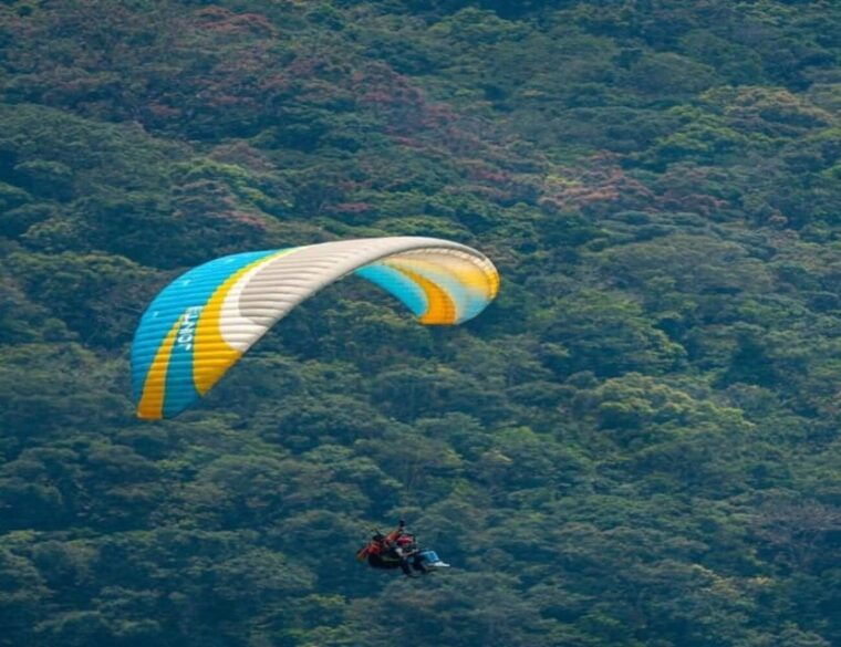 da-nang-monkey-mountain-paragliding-experience