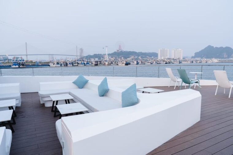 day-trip-luxury-experience-in-ha-long-bay-by-saquila-yacht