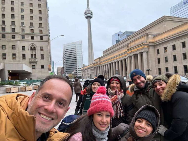 downtown-toronto-walking-tour-experience-english-spanish