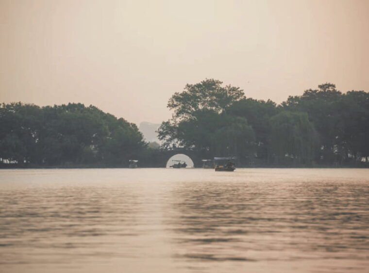 experience-ancient-west-lake-in-hangzhou
