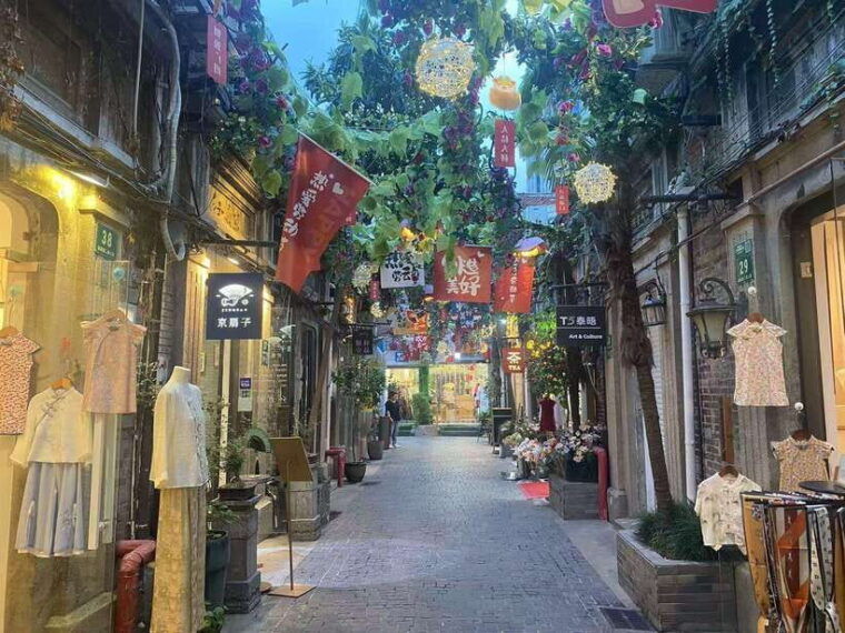 explore-shanghais-old-town-suzhou-river-by-bike