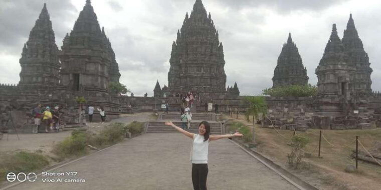first-class-borobudur-prambanan-temple-tour
