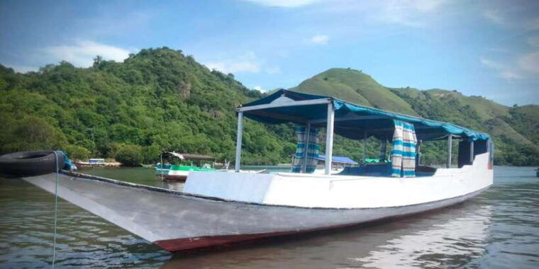 flying-fox-sunset-cruise-private-boat-charter-labuan-bajo