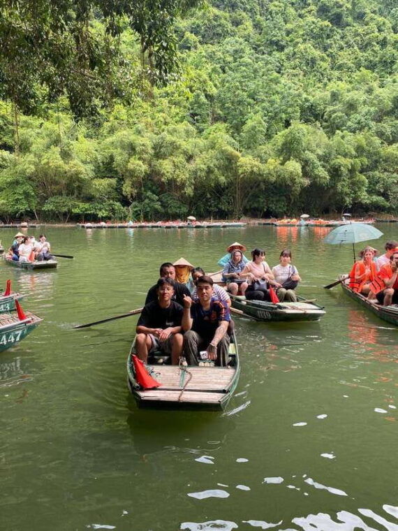 friendly-travel-hoa-lu-trang-an-1-small-group-by-limousine