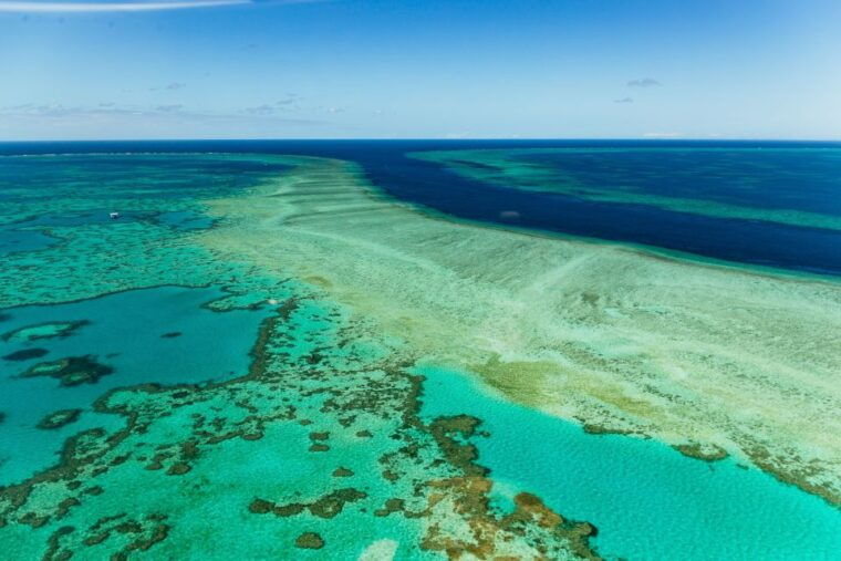 from-airlie-beach-whitsundays-scenic-flight-with-pickup