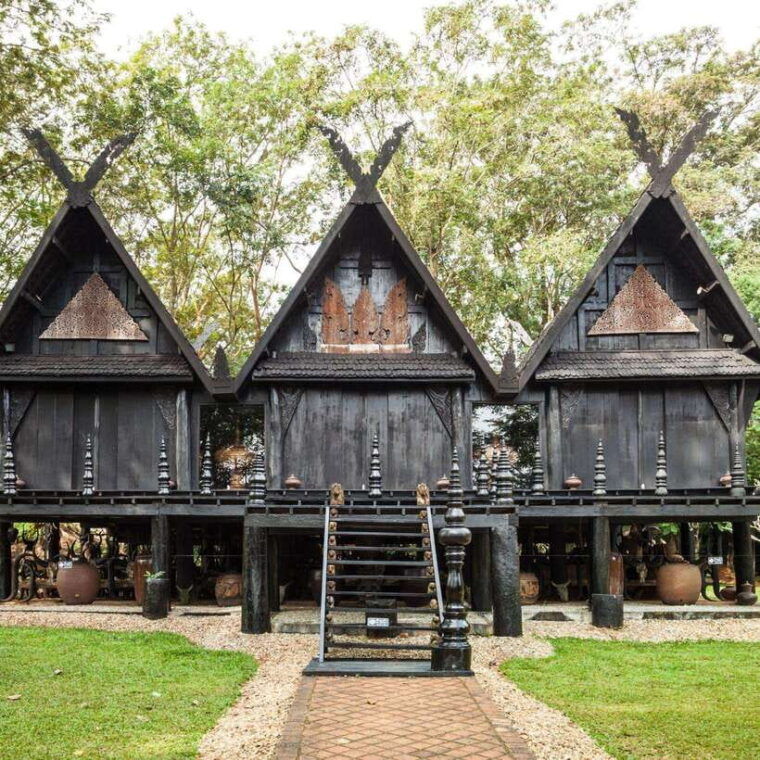 from-cm-chiang-rai-white-blue-red-black-temple-with-lunch