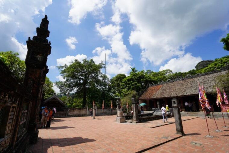 from-ha-noi-visit-hoa-lu-capital-tam-coc-boating-biking