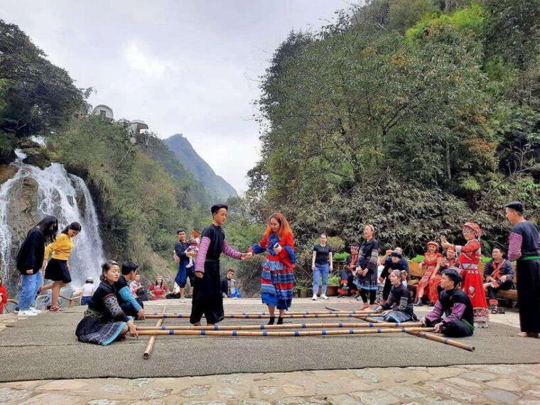 from-hanoi-2-days-trekking-sapa-with-ethnic-minority-guide