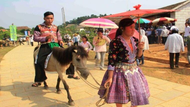 from-sa-pa-sunday-bac-ha-market-group-tour