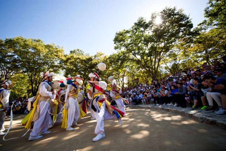 from-seoul-suwon-hwaseong-fortress-folk-village-day-tour