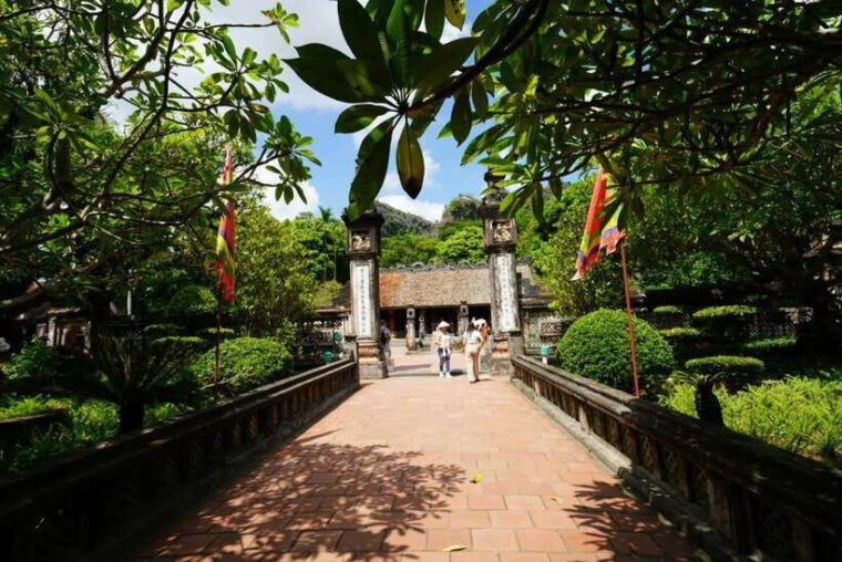 full-day-hoa-lu-tam-coc-mua-cave-buffet-tour-guide-bus