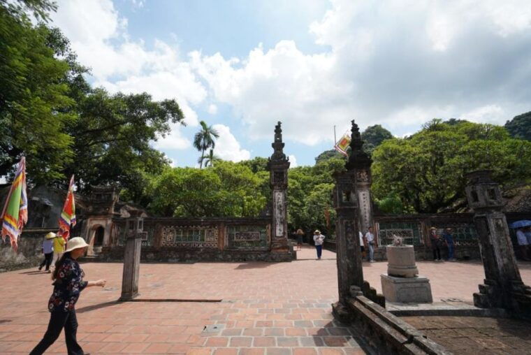 full-day-trip-from-ha-noi-to-hoa-lu-trang-an-biking