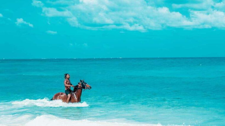 gili-trawangan-beach-horseback-riding-with-pickup-hotel