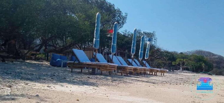 gili-trawangan-the-beach-bar-sunbed-with-cocktail-chill