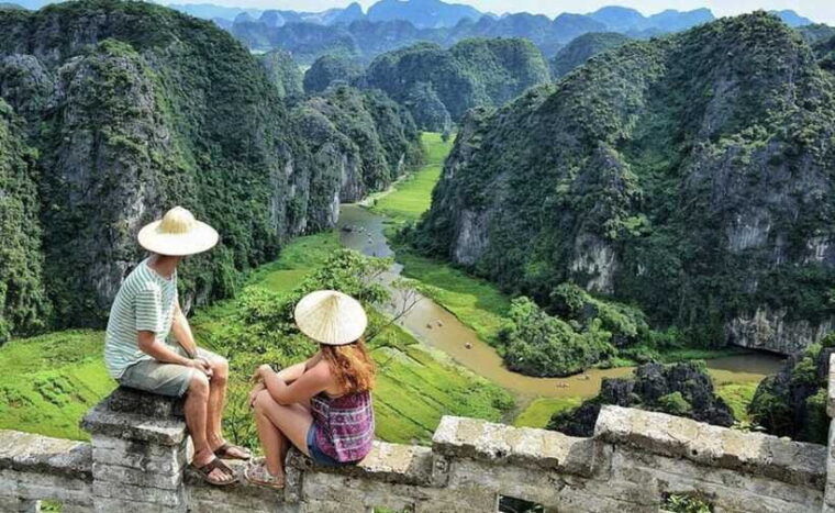 group-tour-hoa-lu-tam-coc-trang-an-mua-cave-from-hanoi