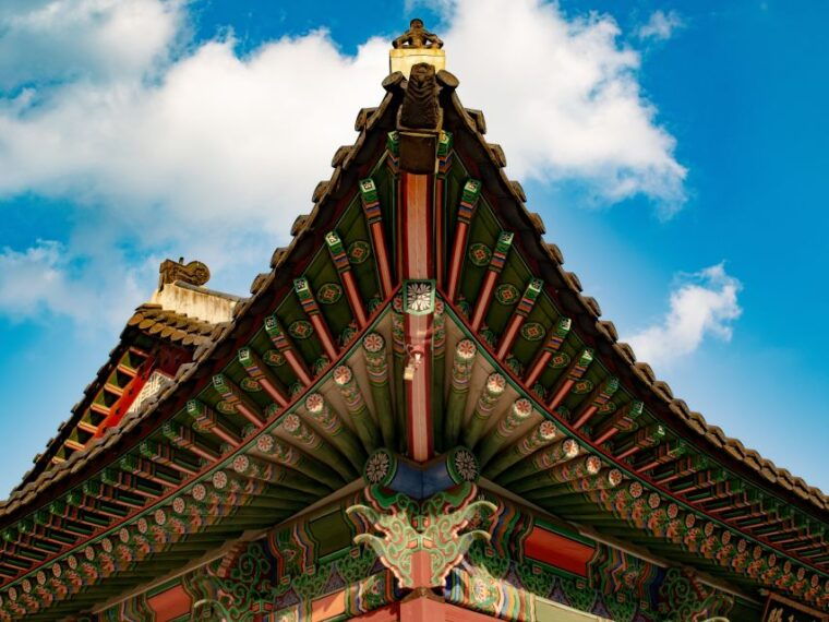 gyeongbok-gung-and-seochon-walking-tour-with-coin-lunchbox