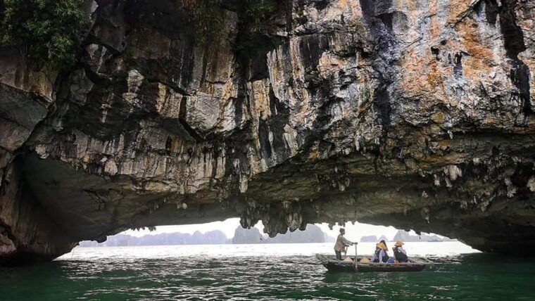 ha-long-1-day-luxury-small-group-kayaking