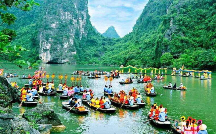 ha-noi-explore-hoa-lu-cycling-trang-an-1-day-trip